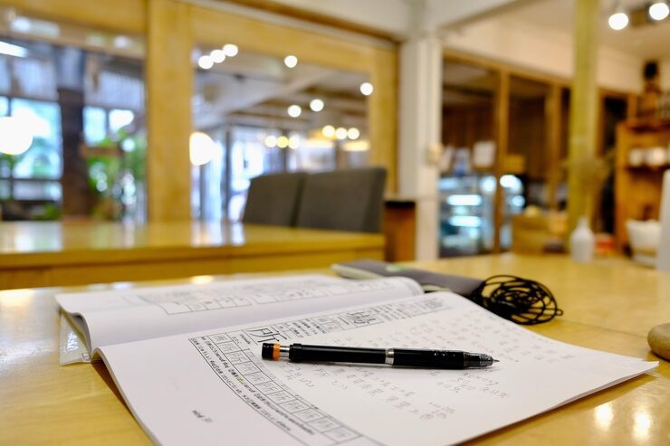 close-up-pen-open-book_1048944-21970954
